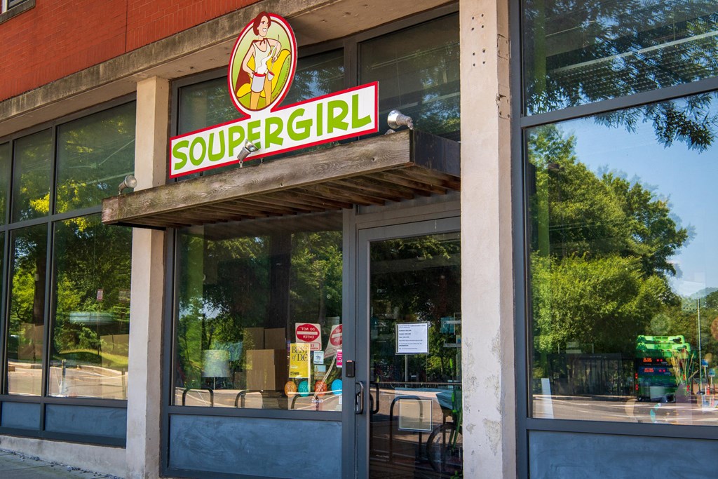 the front of a restaurant with a sourrg sign