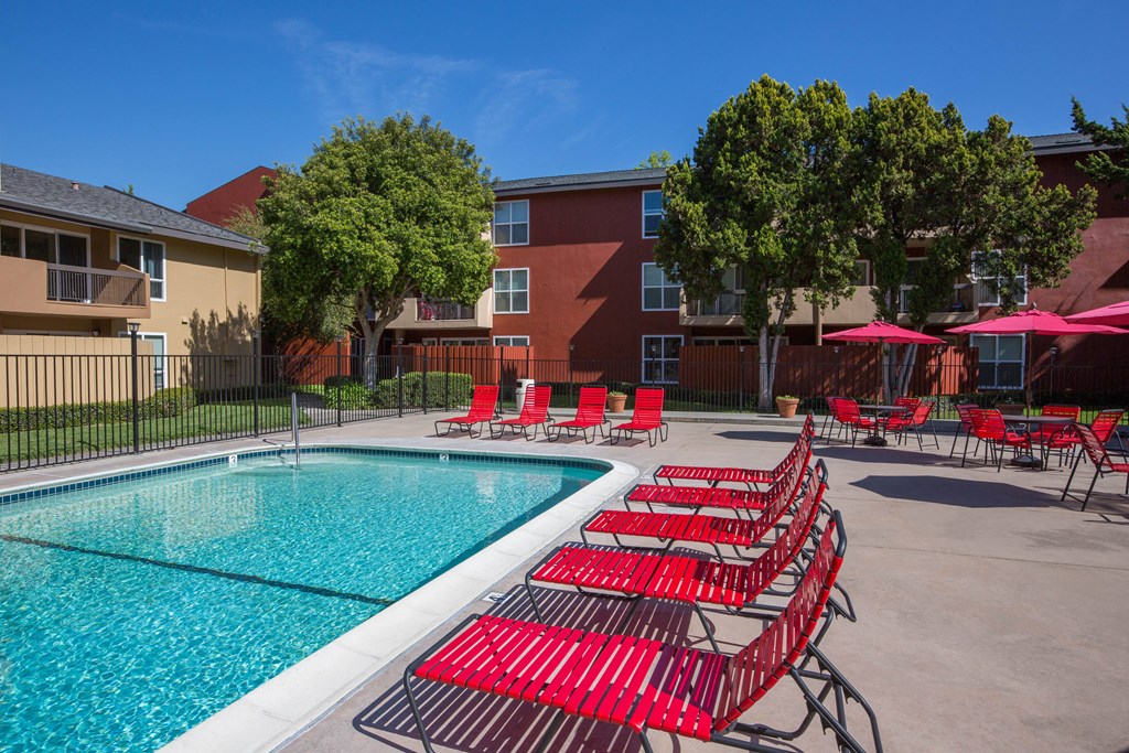 Swimming Pool And Sundeck at Carriage House, Fremont, CA 94536