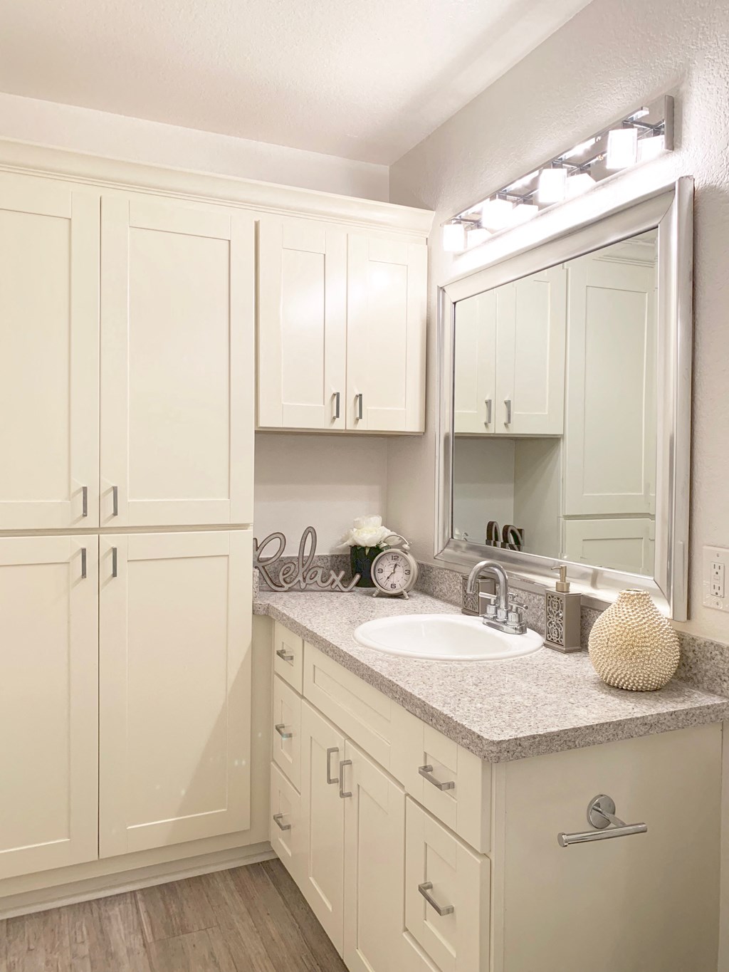 Bathroom mirror at Park Avenue Apartments, San Jose, California