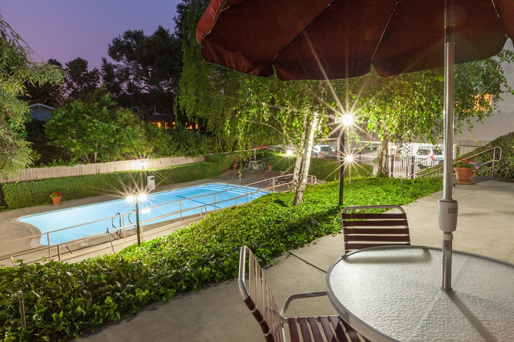 Poolside Dining Tables at The Glens, California