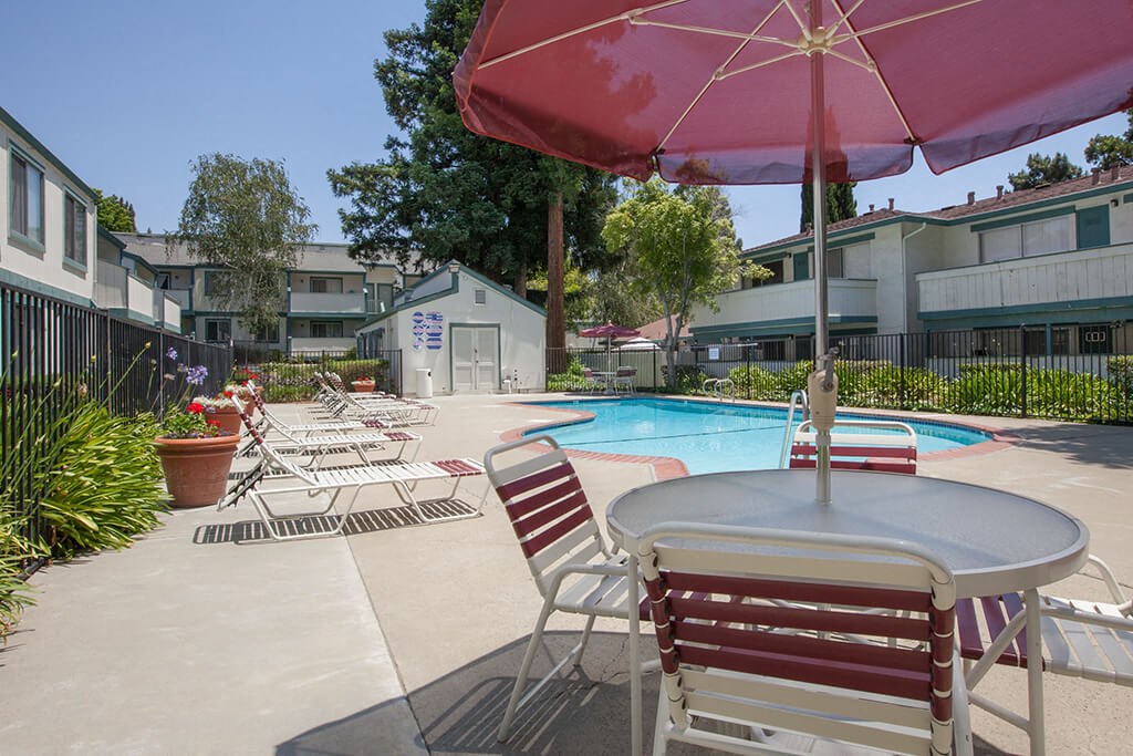 Poolside Dining Tables at Oak Pointe, Fremont, CA, 94538
