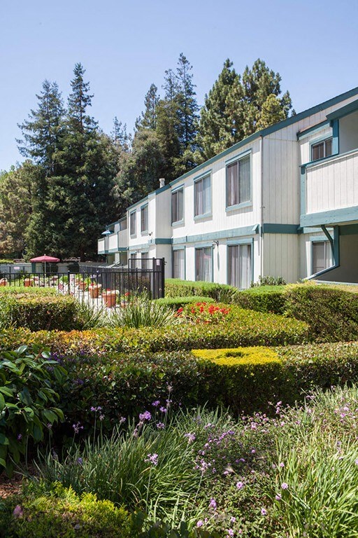 Courtyard Green Space at Oak Pointe, Fremont, CA