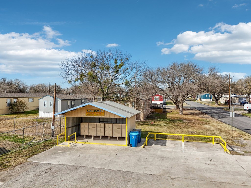A small building with a sign that reads "Knife Points" sits in the middle of a parking lot.