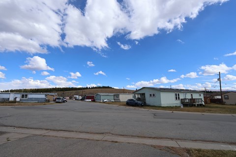 a row of mobile homes on the side of a road