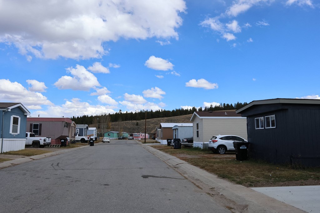 a row of mobile homes parked on the side of a road