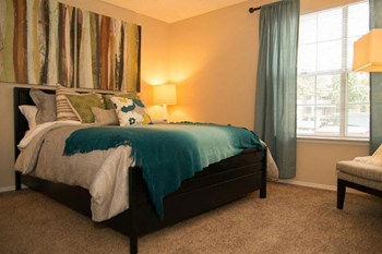 Spacious Bedrooms with plush carpet and large windows Spacious Bedrooms with plush carpet and large windows at Riverset Apartments in Mud Island, Memphis, TN - Photo Gallery 3