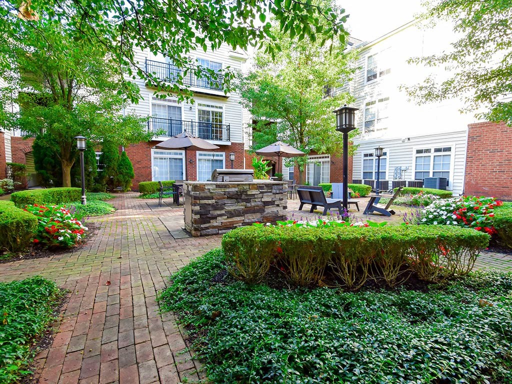Landscaped courtyard at Central Park Apartments in Worthington, Columbus, OH