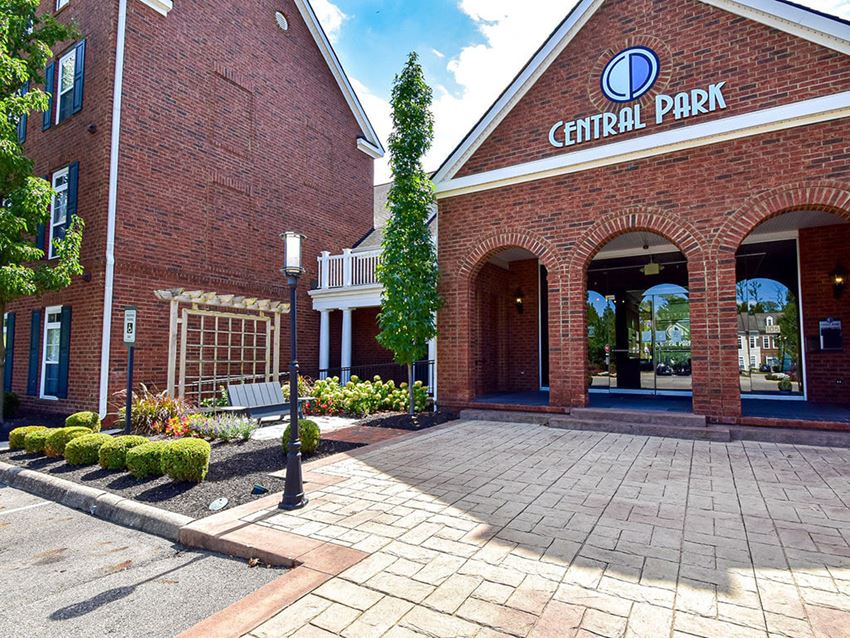 Front entrance of Central Park Apartments in Worthington, Columbus, OH - Photo Gallery 1