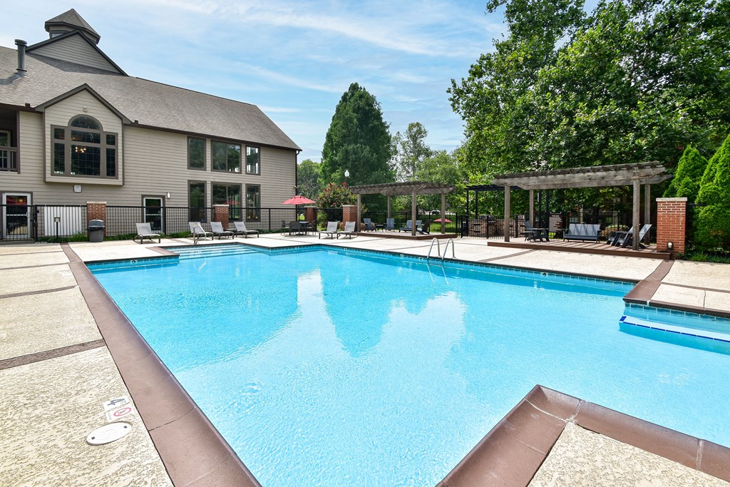 Big swimming pool at Park Laureate Apartments, Kentucky