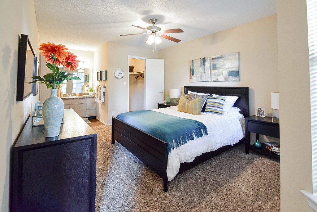 A bedroom with a large bed at Park Laureate Apartments, Louisville, KY, 40220
