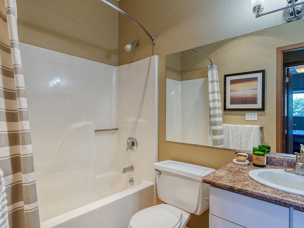 Bathroom With Bathtub at Waterchase Apartments, Michigan