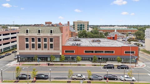 A parking lot with cars and a building in the background.