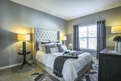 Bedroom with cozy bed at Hillside Club Apartments, Livingston, New Jersey