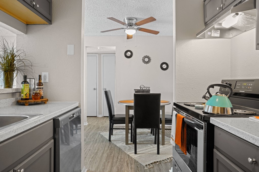 the preserve at ballantyne commons apartment kitchen and dining room