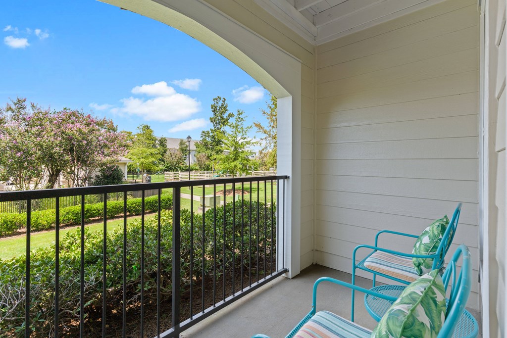 additional photo for property listing at chic digs with room to stretch out in the village 22 car