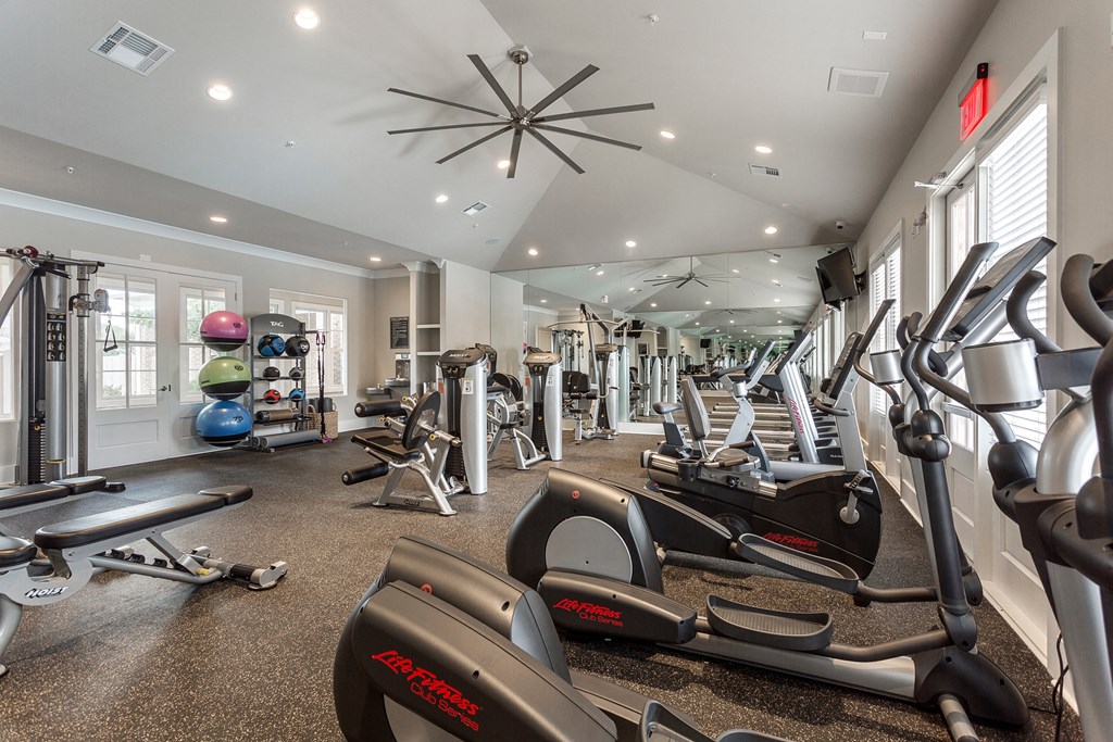 the gym at the estates apartments at Annandale Apartment Homes, Tennessee 37128