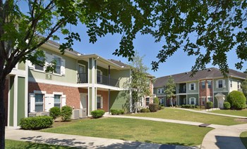 Welcoming Landscaping at Highlands of Grand Pointe Apartments in Lafayette, LA - Photo Gallery 21