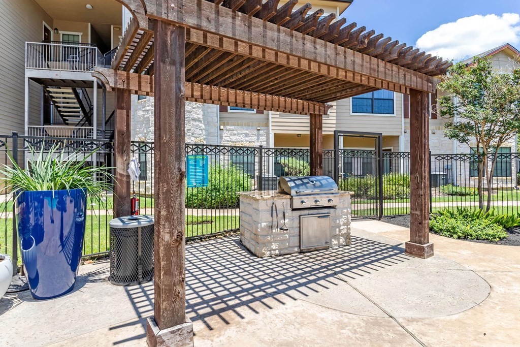 Outdoor Grill Station at Park Hudson Place Apartments, Bryan