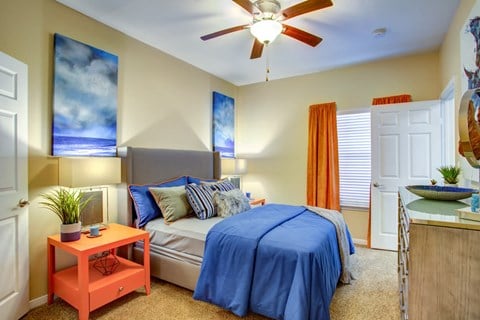 Bedroom With Ceiling Fan at Pavilions at Northshore Apartment Homes, Portland