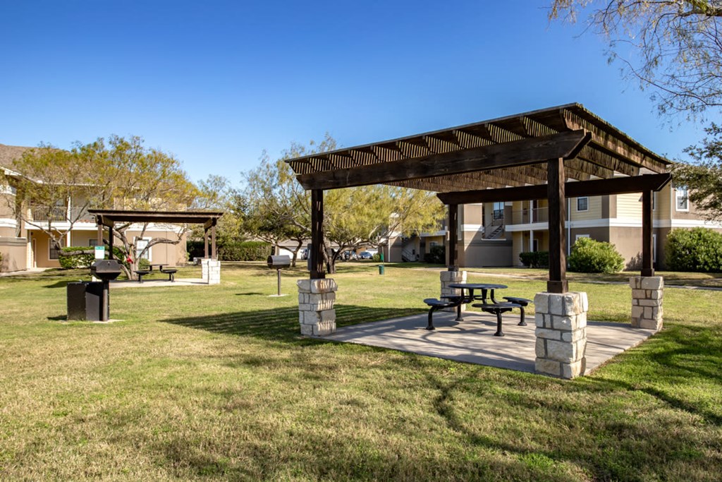 Outdoor Grilling Area at Pavilions at Northshore Apartment Homes, Portland, TX