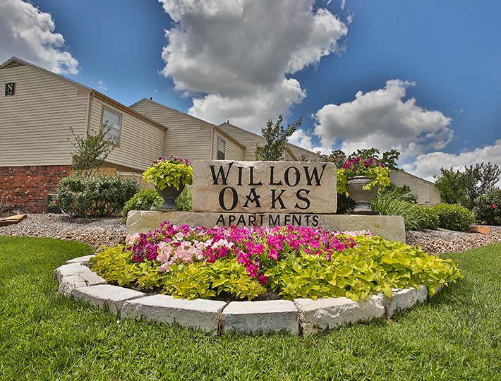 Property Signage at Willow Oaks, Bryan