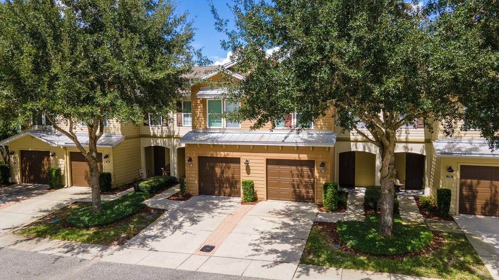 additional photo for property listing at chic digs with room to stretch out in the village 22 car