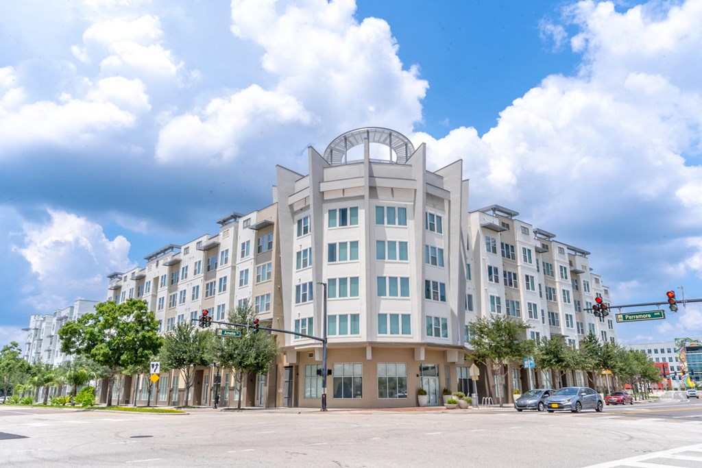 a large building on a city street