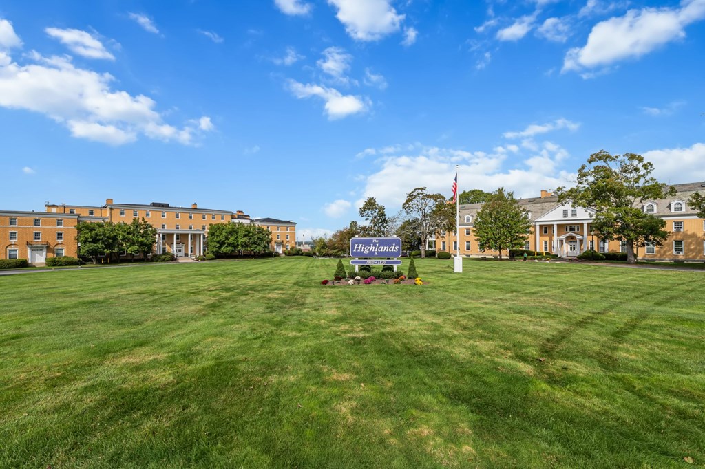 A sign in front of a building that says Highlands.