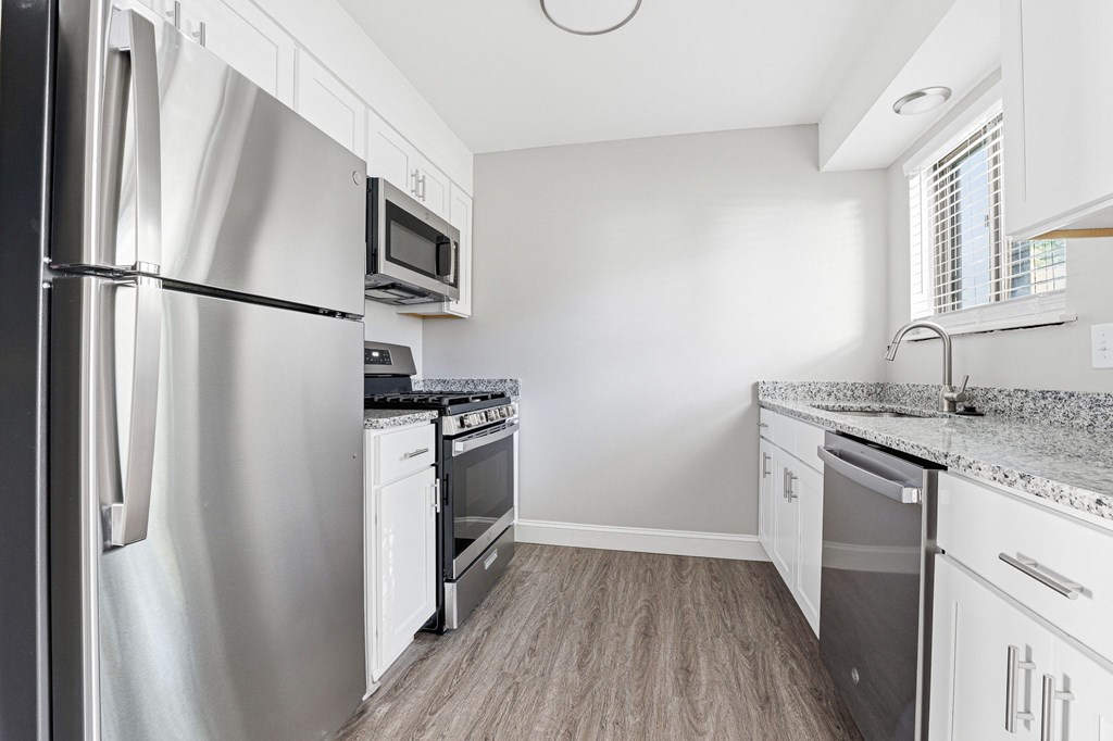 Fully Equipped Kitchen at Hidden Brook Apartment Homes, New Bedford, MA