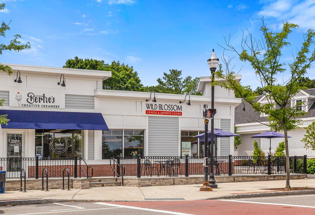 the outside of a restaurant on a city street