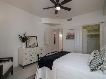 Bedroom with closet - Photo Gallery 5