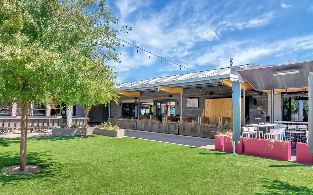 Outdoor Seating at Neighborhood Restaurant