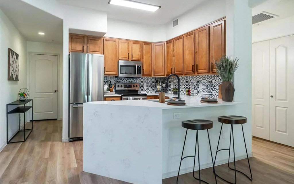 U Shaped Kitchen with Breakfast Bar