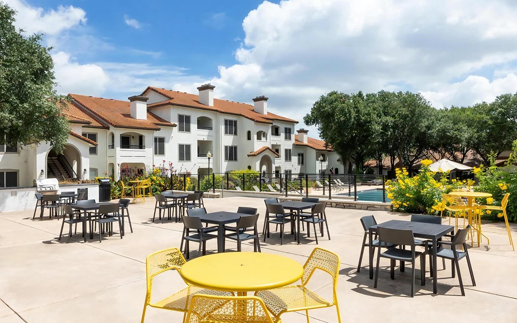 Mesa Verde Pool Large Patio at Pool with Outdoor Grilling Stations