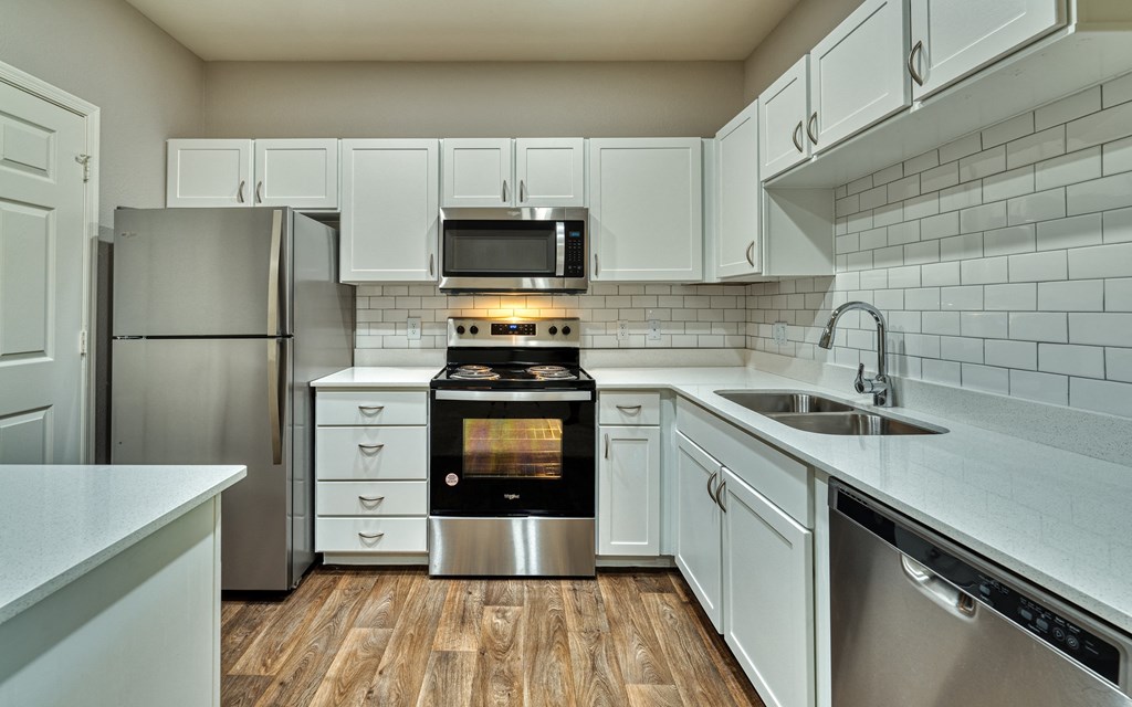 Mountainside Kitchen Fully Equipped Kitchen with Stainless Steel Appliances Dishwasher and Garbage Disposal