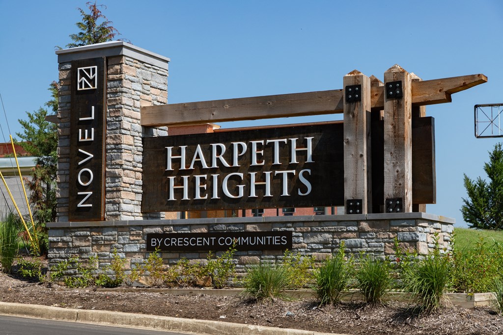 the sign for harpeth heights on the side of the road