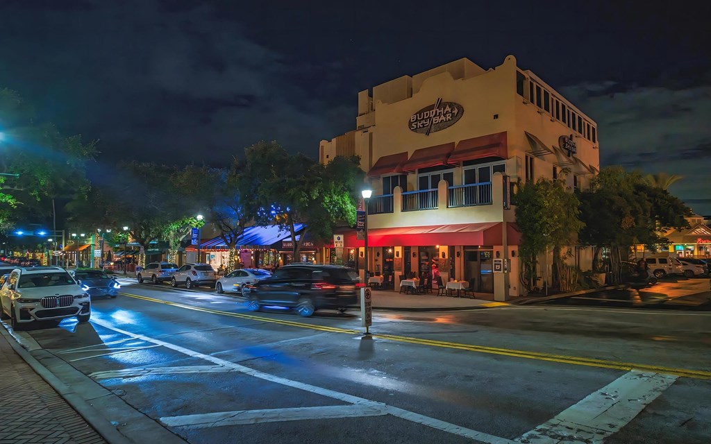 Nearby Nightlife with Restaurants and Bars Near South of Atlantic