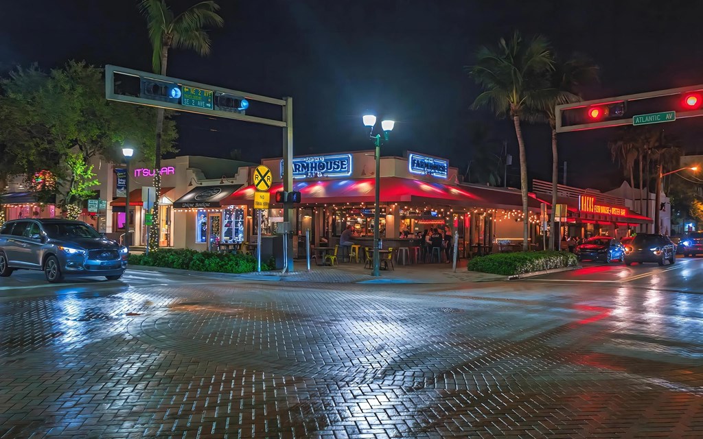 Popular Dining and Bar Scene Near South of Atlantic Apartments