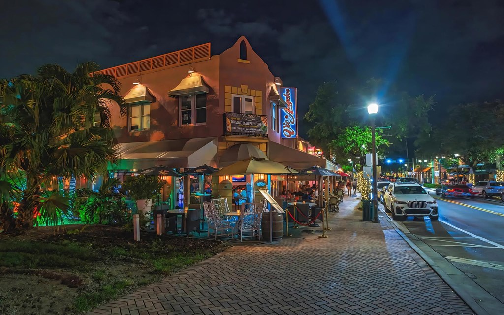 Vic & Angelo’s Italian Restaurant with Outdoor Dining Near South of Atlantic