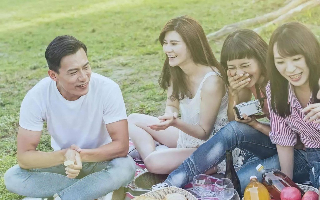 Outdoor Community Moments at Tens on West