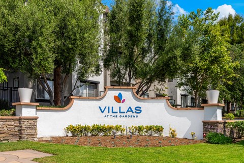 a view of the villas at atlantic apartments entrance sign