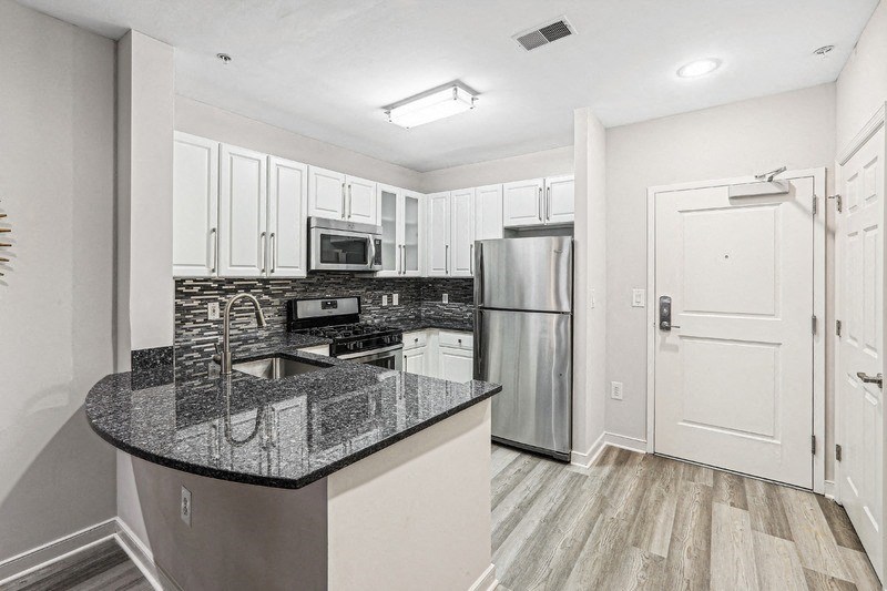 Fully-Equipped Kitchen with Stainless Steel Appliances and Granite Countertops