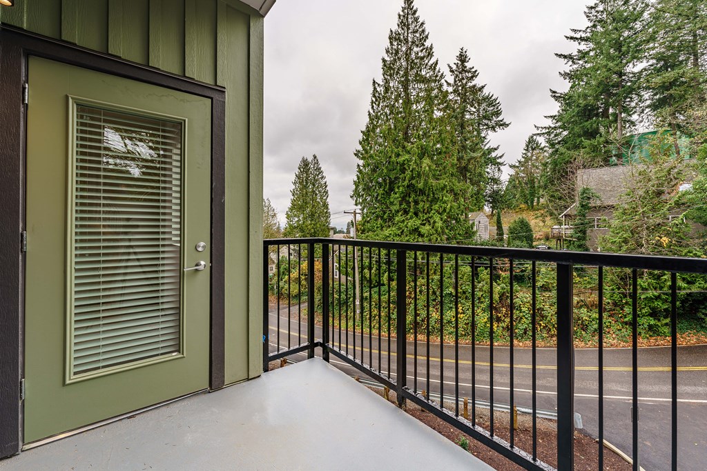 the retreat at thousand oaks balcony with view of street and trees