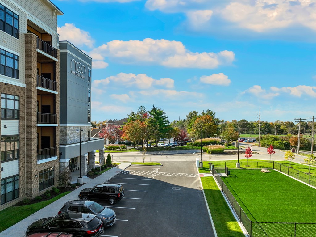 the preserve at ballantyne commons apartment community parking lot and lawn
