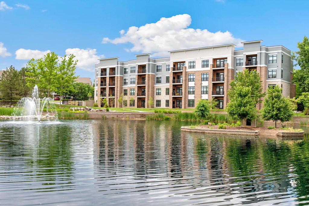 A large building with a fountain in front of it.