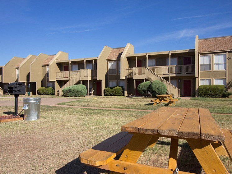 a picnic table in front of an apartment building