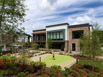 1 Rock Pointe Place 1-2 Beds Apartment for Rent - Photo Gallery 3