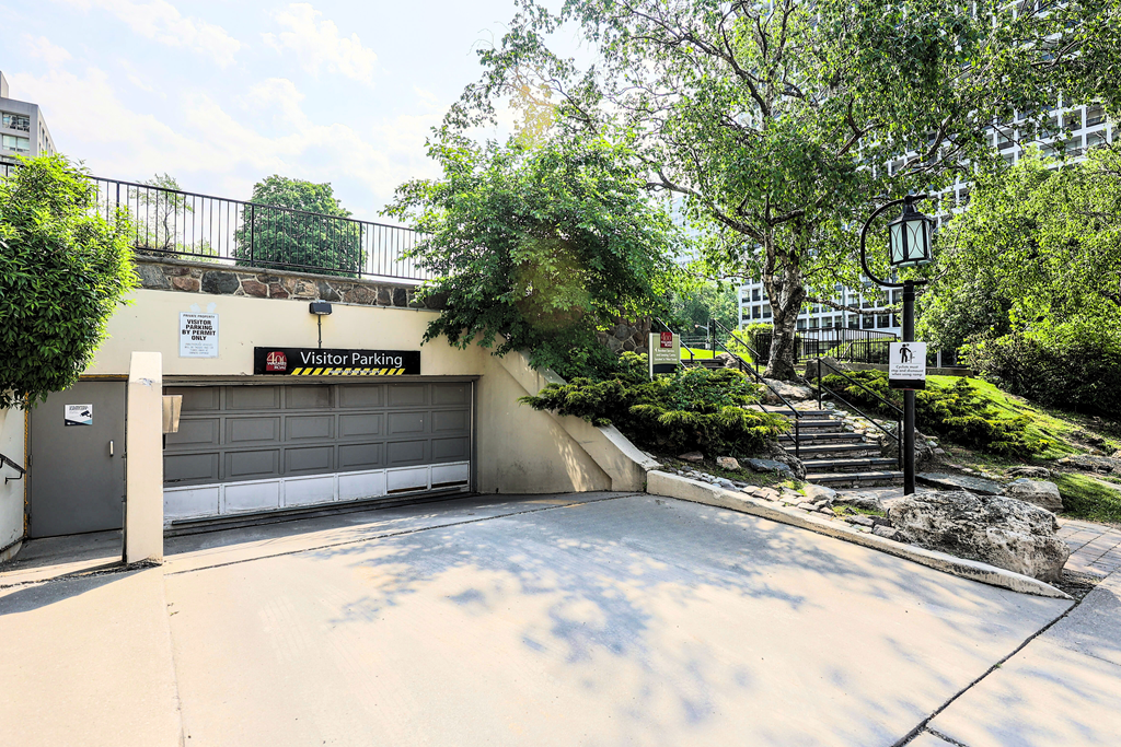 400 Walmer Visitor Parking