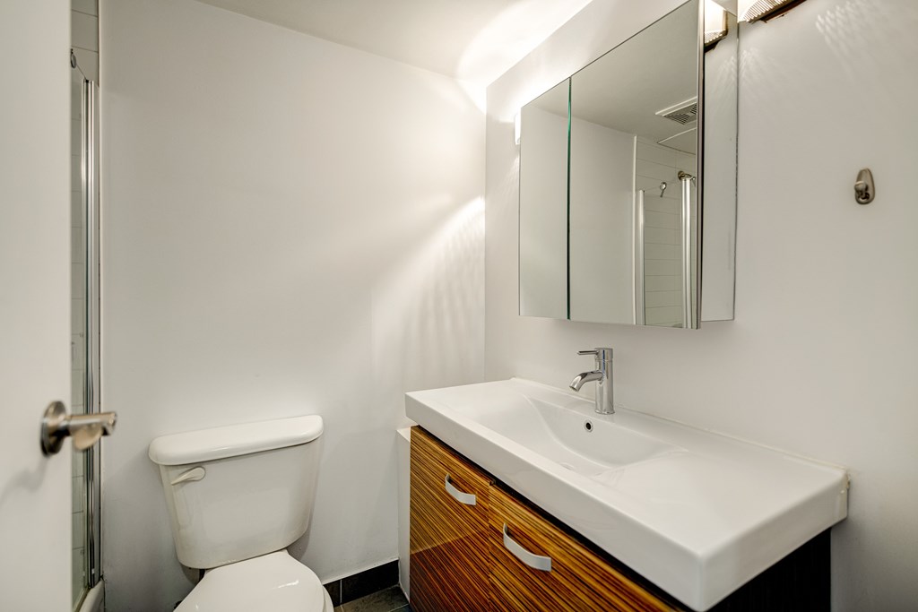 5999-Monkland-214-Bathroom