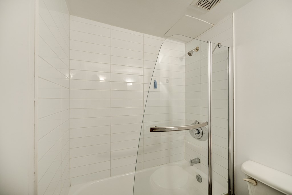 5999-Monkland-214-Bathroom-2